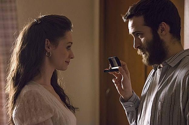 Karina, a la que encarna en la serie la actriz Elena Rivera, en una secuencia de 'Cuéntame', con el personaje de Carlos Alcántara. 