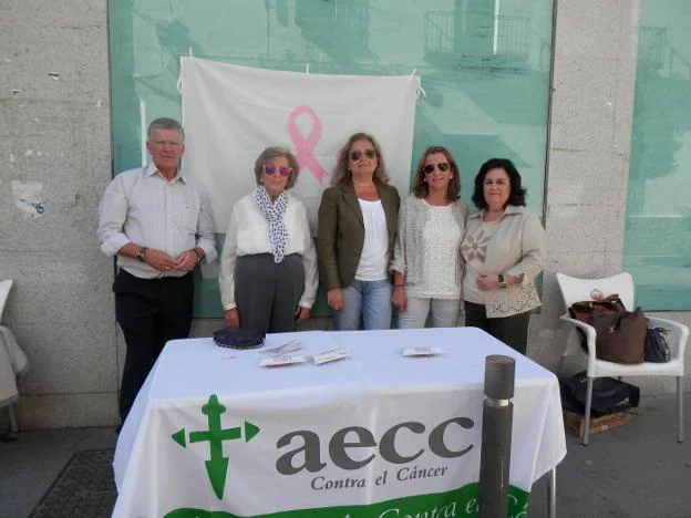 Representantes de la Aecc en una mesa informativa en Andújar. 