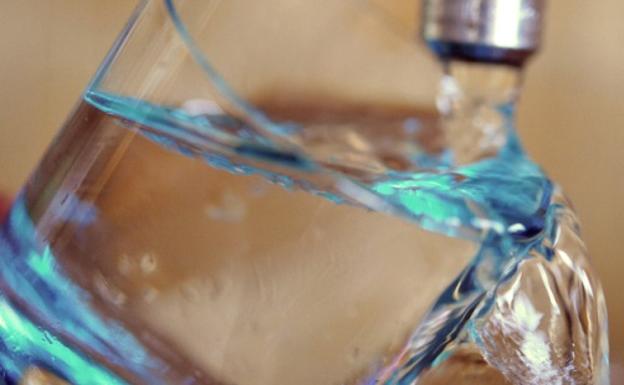 OCU pide que sea obligatorio servir agua del grifo gratis en bares y restaurantes como en Granada