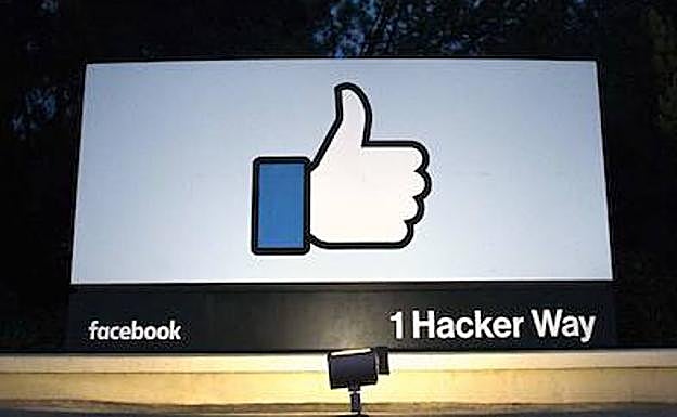 Cartel de publicidad de Facebook en una calle de California.