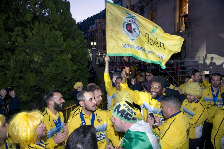 La 'Marea amarilla' se echó a la calle para festejar la consecución de la Copa de España