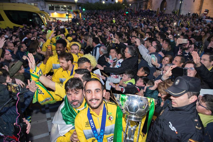 La 'Marea amarilla' se echó a la calle para festejar la consecución de la Copa de España