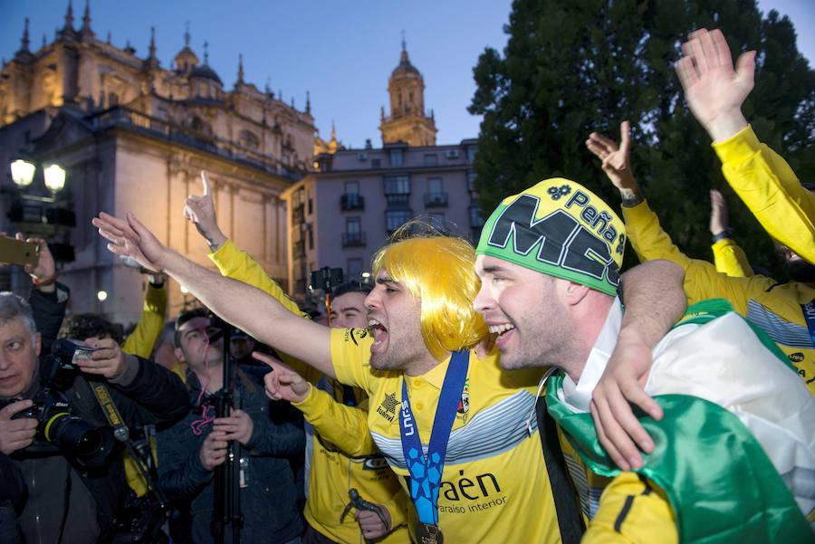 La 'Marea amarilla' se echó a la calle para festejar la consecución de la Copa de España