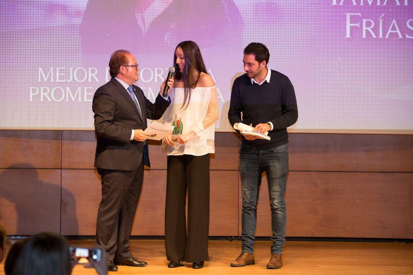 La Asociación Española de la Prensa Deportiva en Granada coronó anoche en el Auditorio de Caja Rural a los mejores atletas del 2017