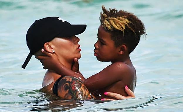 Amber Rose rompe su silencio contra los que llaman gay a su hijo por gustarle Taylor Swift