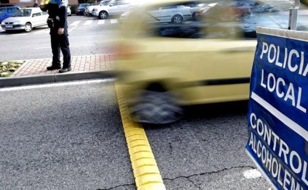 Un alcalde condenado por conducir borracho no quiere comprar un alcoholímetro a su Policía Local