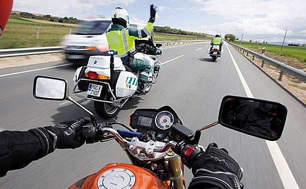 Hasta 3.000 euros: 9 multas que te pueden poner por cosas que haces habitualmente en moto