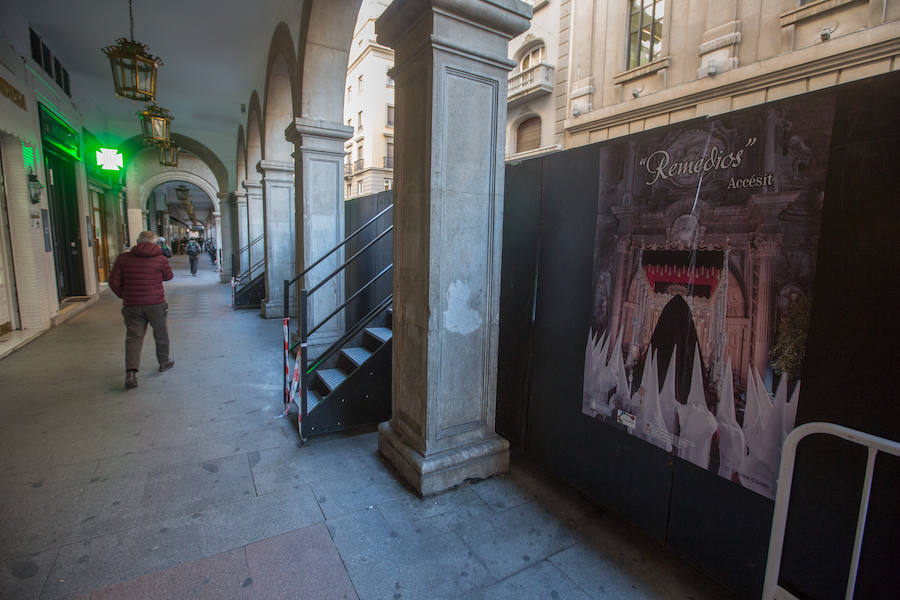 El Ayuntamiento inaugura una muestra de carteles con las fotos de Semana Santa de 2017 para embellecer la céntrica calle 'tapando' la parte trasera de las gradas de la carrera oficial.