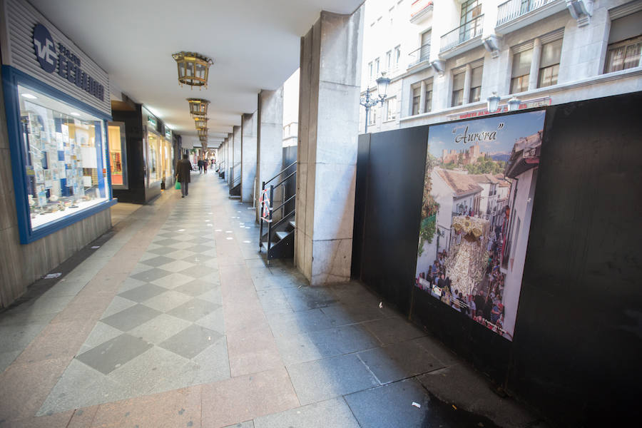 El Ayuntamiento inaugura una muestra de carteles con las fotos de Semana Santa de 2017 para embellecer la céntrica calle 'tapando' la parte trasera de las gradas de la carrera oficial.