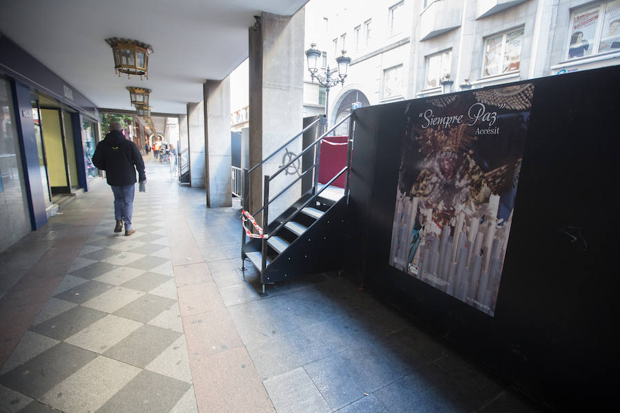 El Ayuntamiento inaugura una muestra de carteles con las fotos de Semana Santa de 2017 para embellecer la céntrica calle 'tapando' la parte trasera de las gradas de la carrera oficial.