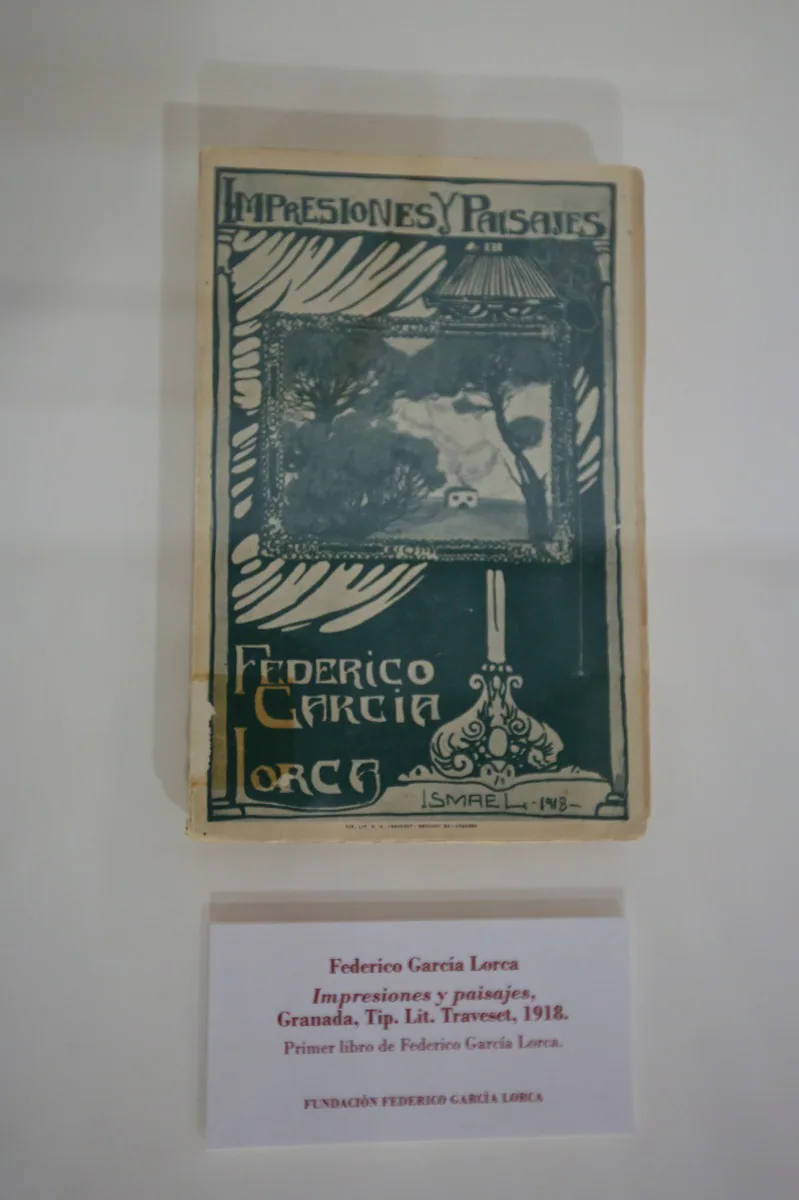 Primera edición de 'Impresiones y paisajes' primer libro de Federico García Lorca. Editado en Granada en 1918. La portada fue diseñada por el pintor accitano Ismael González de la Serna. Este año se cumple el centenario de la publiación. Fundación Lorca.
