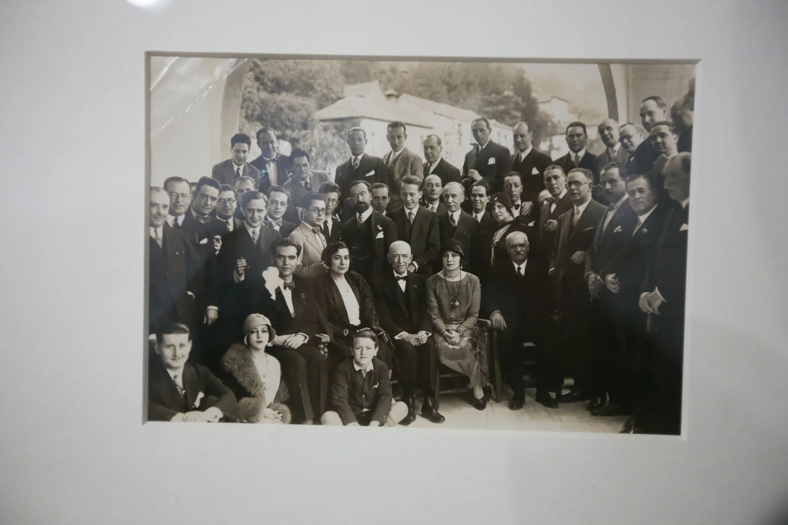 Federico García Lorca y Manuel de Falla con un grupo de personas, hacia 1928. Residencia de Estudiantes.