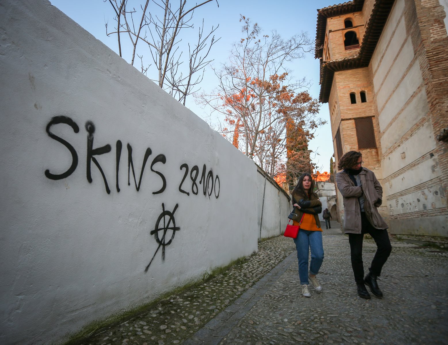 Los vándalos se burlan de las videocámaras y realizan pintadas en el entorno de Dar Al Horra