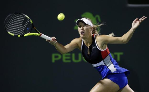 Caroline Wozniacki golpea la bola en el partido ante Mónica Puig. 