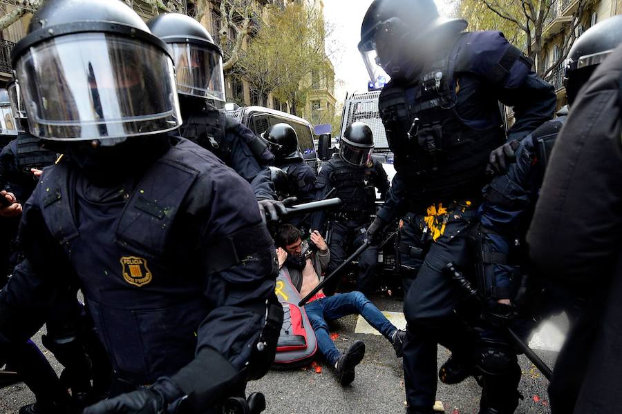 La concentración independentista que tiene lugar frente a la Delegación del Gobierno en Barcelona ha vivido momentos de tensión entre centenares de manifestantes y los agentes antidisturbios de los Mossos d'Esquadra que conforman el perímetro de seguridad.