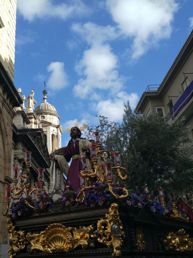 Tras el tenso inicio de la procesión de la Oración en el Huerto la comitiva ya recorre las vías de la capital