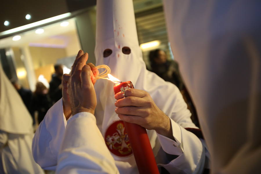 La hermandad del Santísimo Sacramento y Real Cofradía de Nazarenos de Nuestro Padre Jesús Despojado de sus Vestiduras, María Santísima del Dulce Nombre y San Juan Evangelista procesionó por la carrera oficial