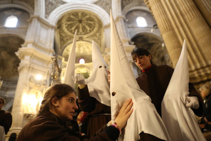 La junta de gobierno de hermandad Nuestro Padre Jesús Cautivo y Maria Santísima de la Encarnación ha retrasado su salida una hora