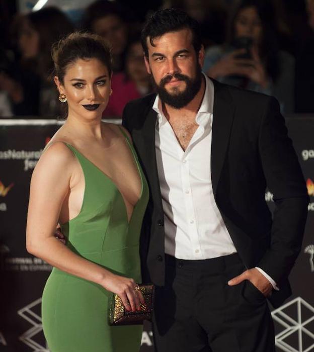 Mario Casas y Blanca Suárez, posando juntos en el Festival de Cine de Málaga 