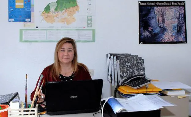 María Rodríguez Barbero, en su despacho del Ayuntamiento de Alpujarra de la Sierra.