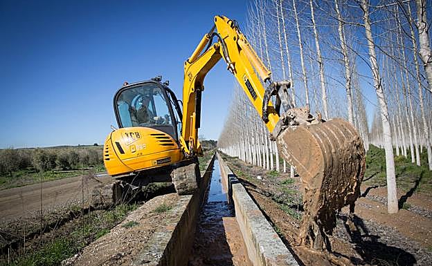 Una excavadora retiraba ayer toneladas de lodo en una acequia acolmatada de la Vega de Trasmulas. 