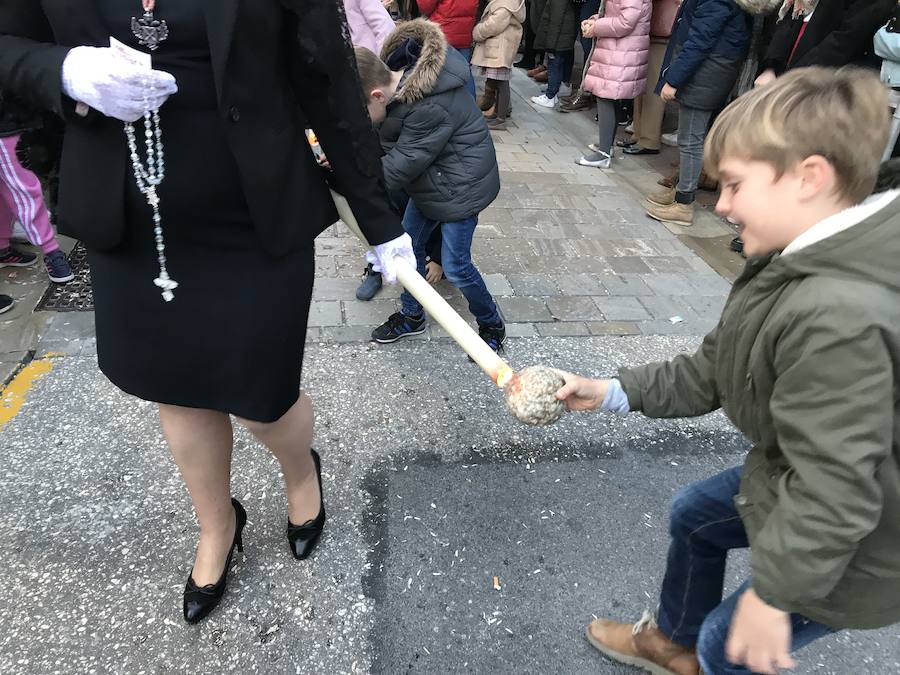 Nuestra Señora de los Dolores desfila en un Lunes Santo esplendoroso estrenando saya regalo de una devota.