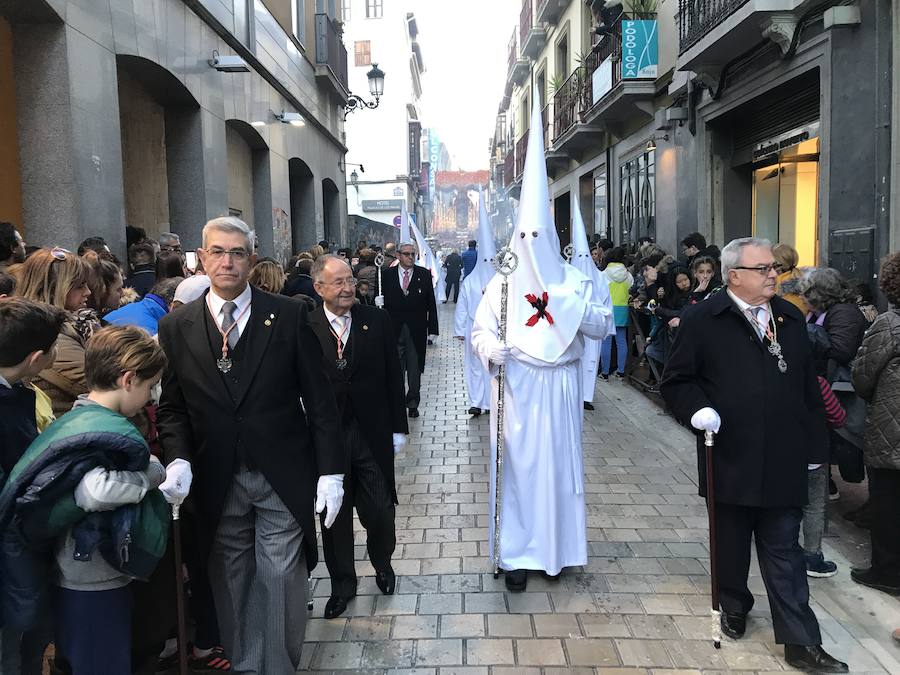 Nuestra Señora de los Dolores desfila en un Lunes Santo esplendoroso estrenando saya regalo de una devota.