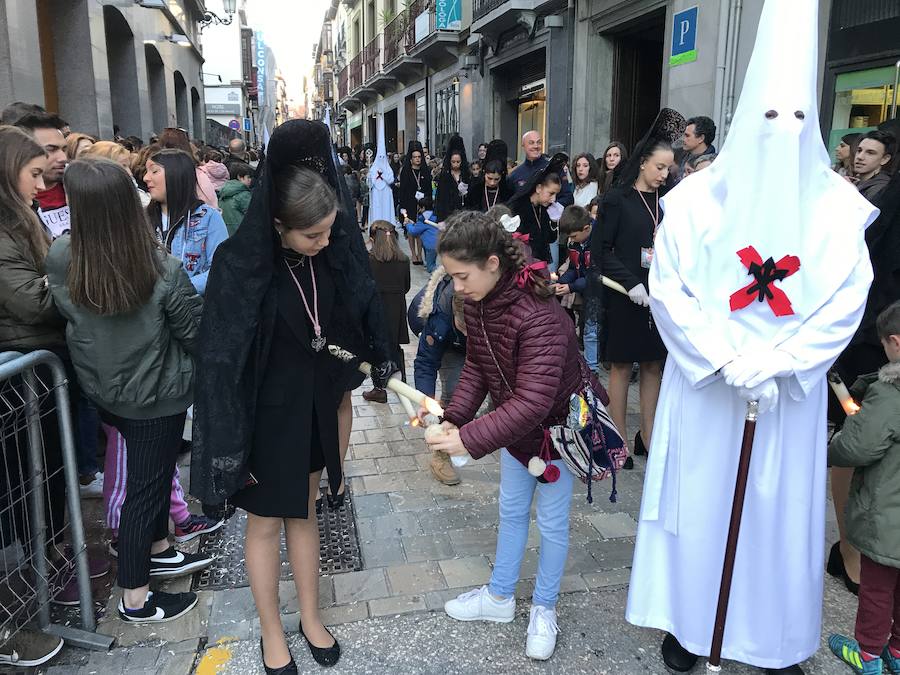 Nuestra Señora de los Dolores desfila en un Lunes Santo esplendoroso estrenando saya regalo de una devota.