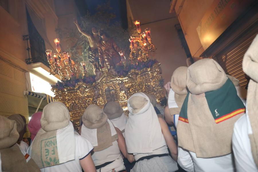 Los pasos de Jesús en el Huerto de los Olivos y María Santísima de la Amargura Coronada han salido de la calle Santiago y buscar la carrera oficial para luego vivir uno de los regresos que mayor número de personas congrega cada año