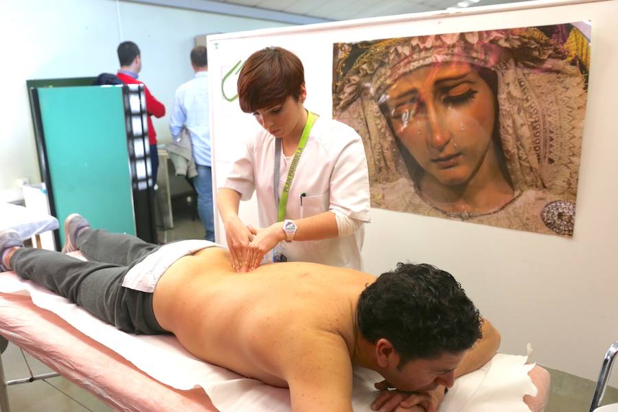 El alcalde de Granada, Francisco Cuenca, y el presidente del Colegio de Fisioterapeutas de Andalucía, Juan Manuel Niebla, han visitado el Centro de Atención al Costalero Jesús del Gran Poder junto con su directora, Montserrat Altemir