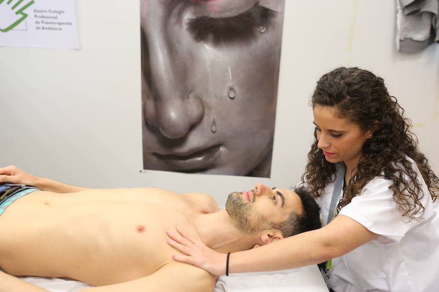 El alcalde de Granada, Francisco Cuenca, y el presidente del Colegio de Fisioterapeutas de Andalucía, Juan Manuel Niebla, han visitado el Centro de Atención al Costalero Jesús del Gran Poder junto con su directora, Montserrat Altemir