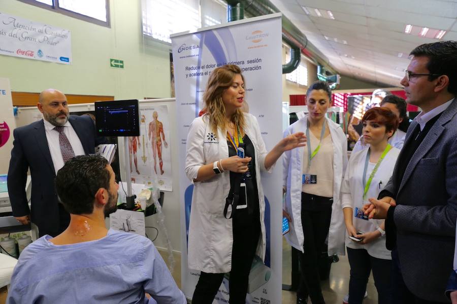 El alcalde de Granada, Francisco Cuenca, y el presidente del Colegio de Fisioterapeutas de Andalucía, Juan Manuel Niebla, han visitado el Centro de Atención al Costalero Jesús del Gran Poder junto con su directora, Montserrat Altemir