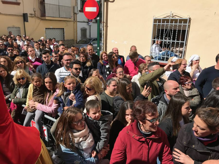 Las costaleras llevan al Cristo del Trabajo en un día radiante por las calles del Zaidín 