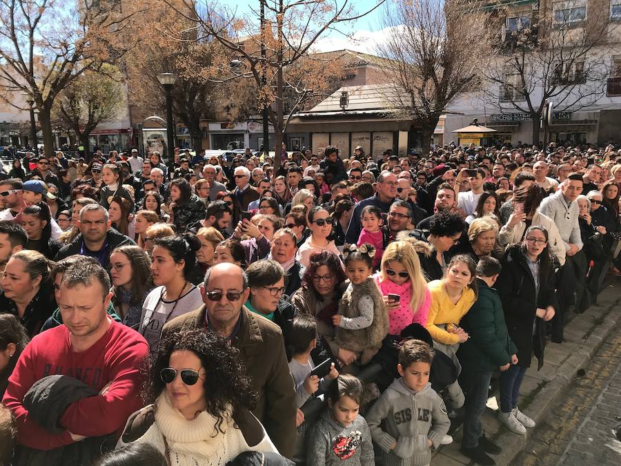 Las costaleras llevan al Cristo del Trabajo en un día radiante por las calles del Zaidín 