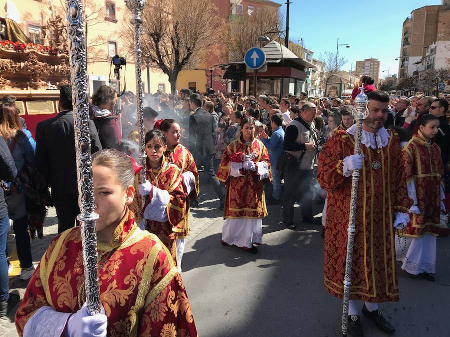 Las costaleras llevan al Cristo del Trabajo en un día radiante por las calles del Zaidín 