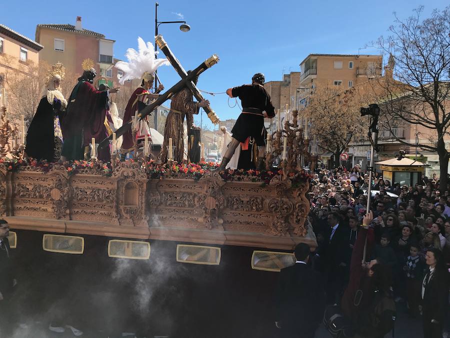 Las costaleras llevan al Cristo del Trabajo en un día radiante por las calles del Zaidín 