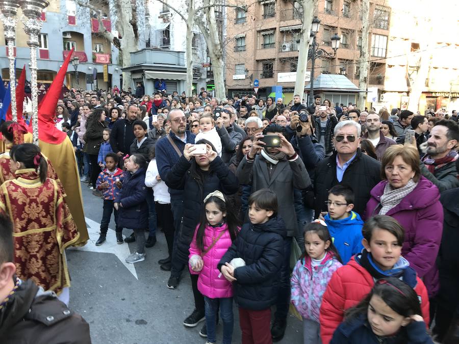 Las costaleras llevan al Cristo del Trabajo en un día radiante por las calles del Zaidín 