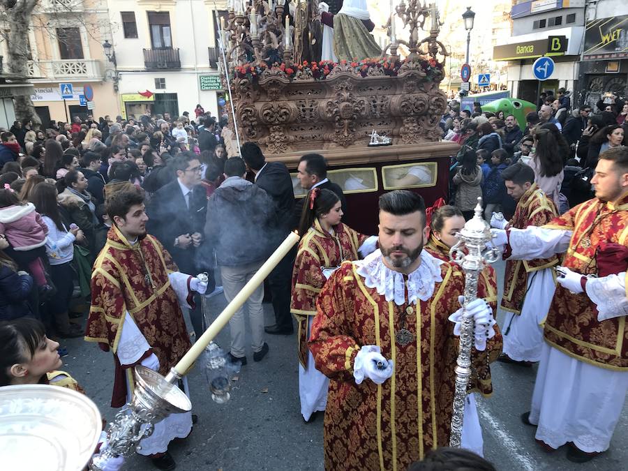 Las costaleras llevan al Cristo del Trabajo en un día radiante por las calles del Zaidín 