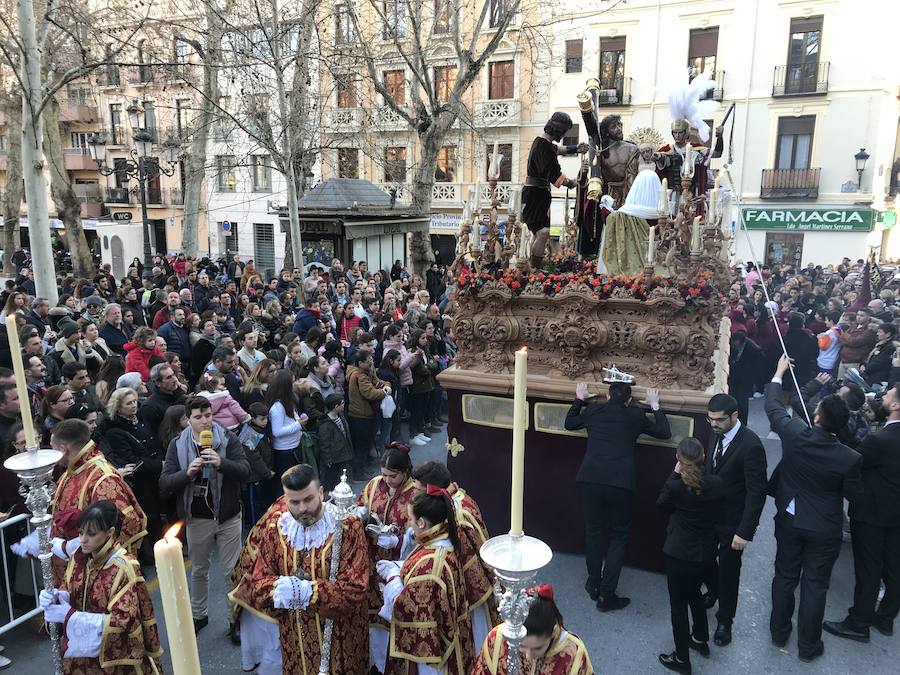 Las costaleras llevan al Cristo del Trabajo en un día radiante por las calles del Zaidín 