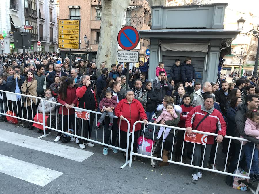 Las costaleras llevan al Cristo del Trabajo en un día radiante por las calles del Zaidín 