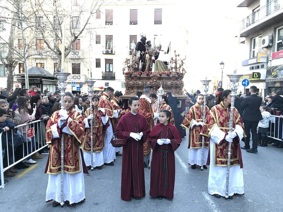 Las costaleras llevan al Cristo del Trabajo en un día radiante por las calles del Zaidín 