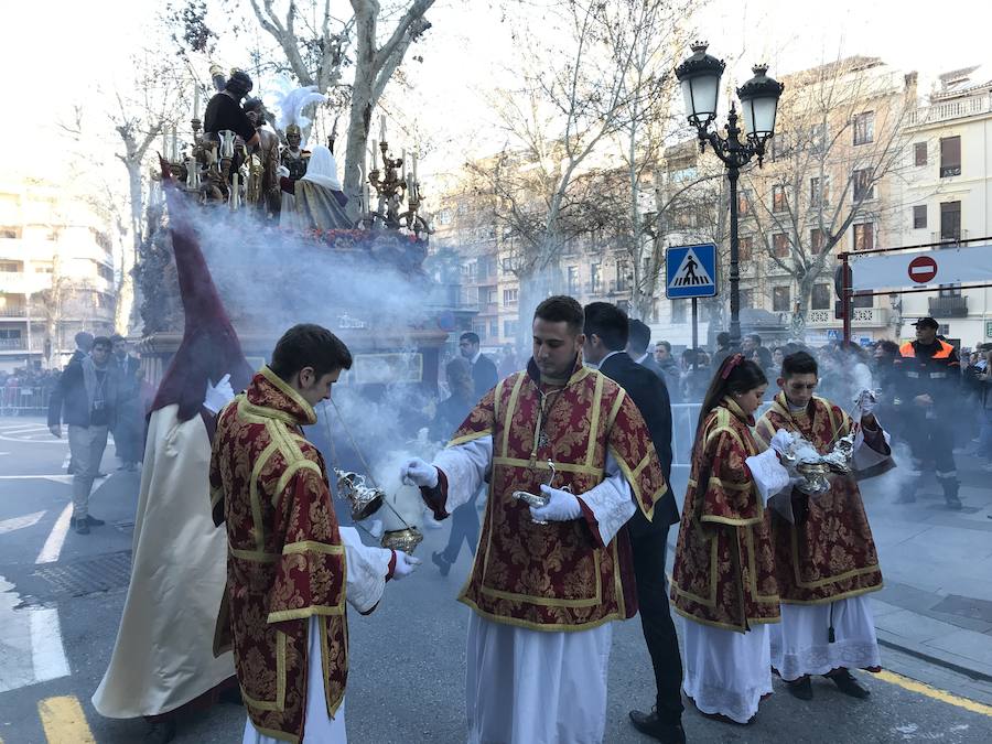 Las costaleras llevan al Cristo del Trabajo en un día radiante por las calles del Zaidín 