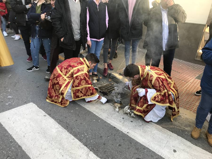 Las costaleras llevan al Cristo del Trabajo en un día radiante por las calles del Zaidín 