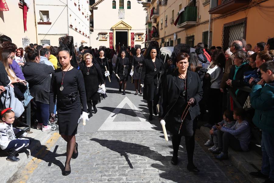 Las costaleras llevan al Cristo del Trabajo en un día radiante por las calles del Zaidín 