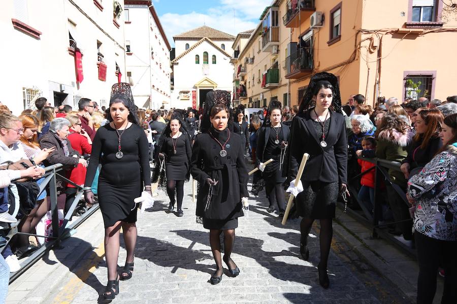 Las costaleras llevan al Cristo del Trabajo en un día radiante por las calles del Zaidín 