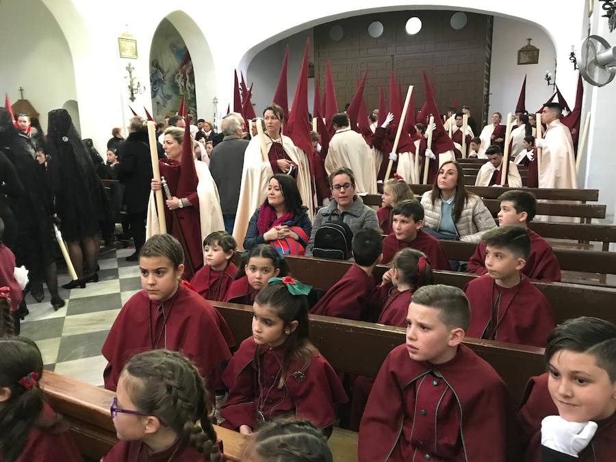 Las costaleras llevan al Cristo del Trabajo en un día radiante por las calles del Zaidín 