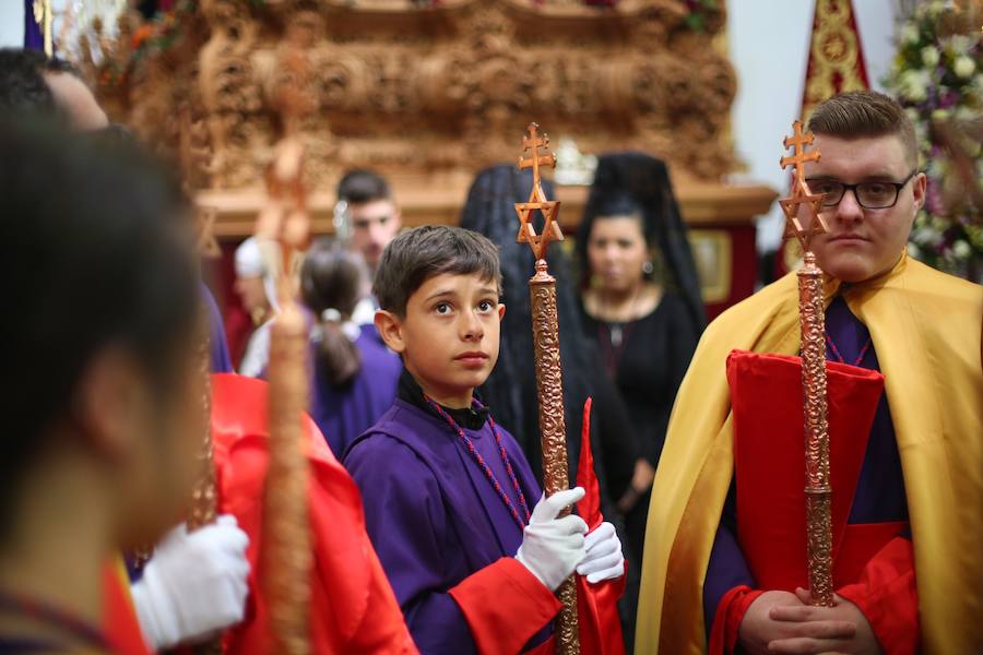 Las costaleras llevan al Cristo del Trabajo en un día radiante por las calles del Zaidín 