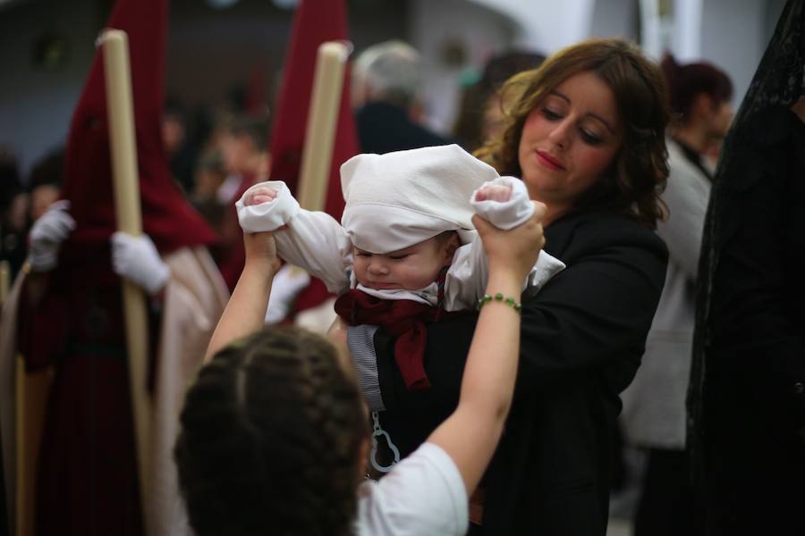 Las costaleras llevan al Cristo del Trabajo en un día radiante por las calles del Zaidín 