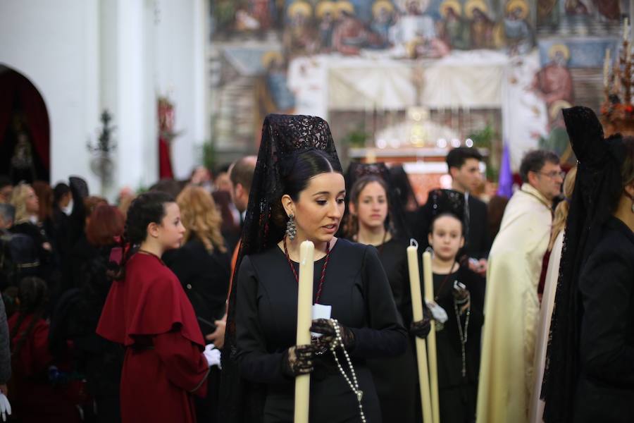 Las costaleras llevan al Cristo del Trabajo en un día radiante por las calles del Zaidín 