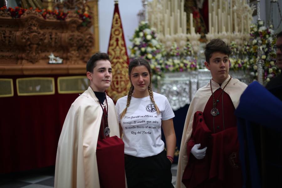 Las costaleras llevan al Cristo del Trabajo en un día radiante por las calles del Zaidín 